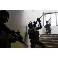 Des stagiaires irakiens investissent un bâtiment à Bagdad, en Irak.