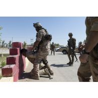 Des stagiaires irakiens neutralisent un élément dangereux lors d'un exercice à Bagdad, en Irak.
