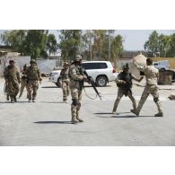 Des stagiaires irakiens interceptent un élément dangereux sous la supervision d'instructeurs français à Bagdad, en Irak.