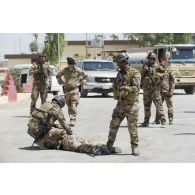 Des stagiaires irakiens neutralisent un élément dangeureux sous la supervision d'un instructeur du 13e bataillon de chasseurs alpins (13e BCA) à Bagdad, en Irak.