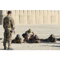 L'instructeur Fabio supervise une séance de tir au fusil d'assaut sur un champ de tir à Bagdad, en Irak.