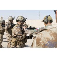 Un instructeur français encadre une séance de tir au fusil d'assaut auprès de stagiaires irakiens sur un champ de tir à Bagdad, en Irak.