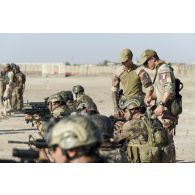 Des instructeurs français encadrent une séance de tir au fusil d'assaut auprès de stagiaires irakiens sur un champ de tir à Bagdad, en Irak.