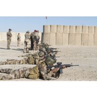 Des stagiaires irakiens suivent une séance d'instruction au tir au fusil d'assaut sous la supervision d'instructeurs français sur un champ de tir à Bagdad, en Irak.