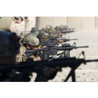 Des stagiaires irakiens suivent une séance d'instruction au tir au fusil d'assaut sous la supervision d'un instructeur français sur un champ de tir à Bagdad, en Irak.