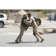 Un stagiaire irakien intercepte un élément dangereux lors d'un exercice à Bagdad, en Irak.