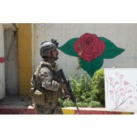 Un stagiaire irakien suit une formation à Bagdad, en Irak.