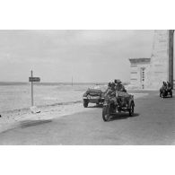 Des éléments allemands de la 5.Leichte-Division (5-Le.Div.) montent au front sur la via Balbia.