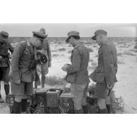 Le général Erwin Rommel inspecte des caisses de munitions prises aux Britanniques.
