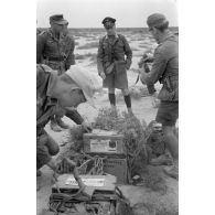 Le général Erwin Rommel inspecte des caisses de munitions prises aux Britanniques.