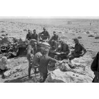Le général (Generalmajor) Johann von Ravenstein, commandant la 5-Le.Div. (5. leichte Panzer-Division) en réunion d'état-major.