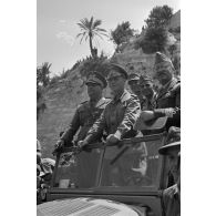 Le général (Generalleutnant) Erwin Rommel, le général Gastone Gambara et le général (Generalmajor) Johann von Ravenstein assistent à la fantasia.