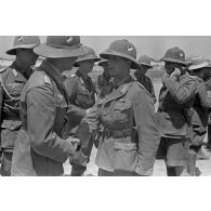 Le général (Generalmajor) von Ravenstein félicite un capitaine (Hauptmann) qui vient de recevoir la croix de fer.