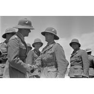 Le général (Generalmajor) von Ravenstein félicite un capitaine (Hauptmann) qui vient de recevoir la croix de fer.