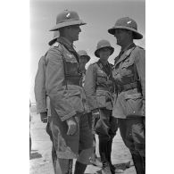 Le général (Generalmajor) von Ravenstein félicite un capitaine (Hauptmann) qui vient de recevoir la croix de fer.