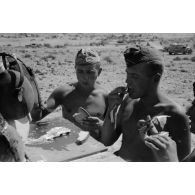 Un équipage de char mange des oeufs cuits à même le Panzer II.