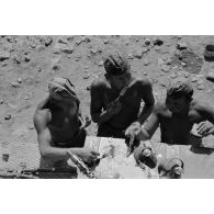 Un équipage de char mange des oeufs cuits à même le Panzer II.