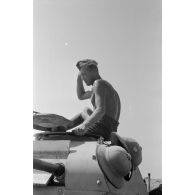 Le chef de char assis sur sa tourelle au niveau du tourelleau.