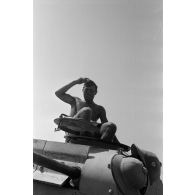 Le chef de char assis sur sa tourelle au niveau du tourelleau.