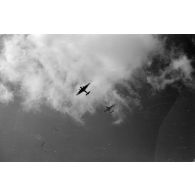 Des planeurs Gotha Go-242 tirés par des avions Ju-52 font leurs approches.