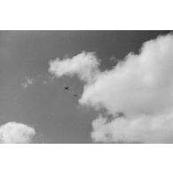 Des planeurs Gotha Go-242 tirés par des avions Ju-52 font leurs approches.