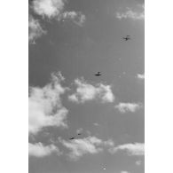 Des planeurs Gotha Go-242 tirés par des avions Ju-52 font leurs approches.