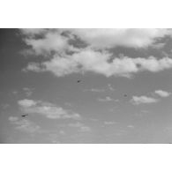 Des planeurs Gotha Go-242 tirés par des avions Ju-52 font leurs approches.