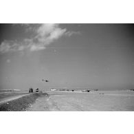 Un planeur Gotha Go-242 se pose où quatre avions Ju-87 R du StG-2 (un Schwarm) sont déjà stationnés.