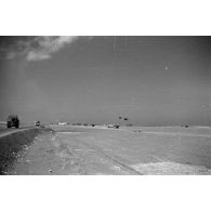 Un planeur Gotha Go-242 se pose où quatre avions Ju-87 R du StG-2 (un Schwarm) sont déjà stationnés.