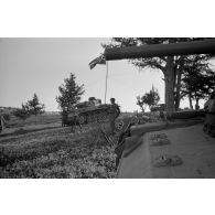 L'aumônier fait une lecture, encadré par les chars Pz-III, près de l'autel arborant la croix de fer.
