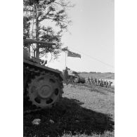 L'avant d'un char Panzer III, derrière un officier a pris la place de l'aumônier.