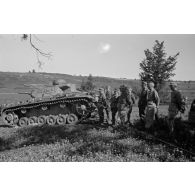 Un groupe d'officiers derrière un char Panzer-III lors de la cérémonie.