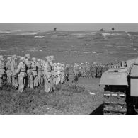 Chenille gauche d'un char Panzer III (Pz-III) et le détachement allemand lors d'une prise d'armes.