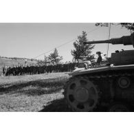 Les chars Panzer III déployés pour une cérémonie militaire du DAK.