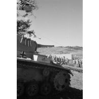 Gros plan sur la tourelle d'un char Panzer III à laquelle sont fixées des grenades à manche.