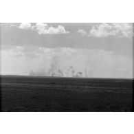 Impacts d'artillerie britannique ou allemande dans le désert.