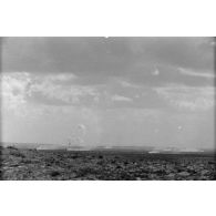 Impacts d'artillerie britannique ou allemande dans le désert.