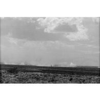 Impacts d'artillerie britannique ou allemande dans le désert.