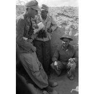 Les généraux von Thoma et von Sponeck, l'Oberst Bayerlein, l'Hauptmann Reissmann et un prisonnier.