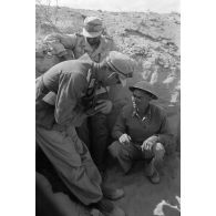 Les généraux von Thoma et von Sponeck, l'Oberst Bayerlein, l'Hauptmann Reissmann et un prisonnier.