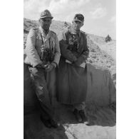 Les généraux von Thoma et von Sponeck, l'Oberst Bayerlein, l'Hauptmann Reissmann et un prisonnier.