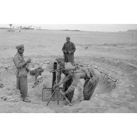 Mortier Brandt de 81 mm et ses servants.