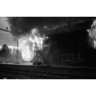 Entre la Norvège et l'Afrique, le champ de bataille à proximité d'une gare ferroviaire qui flambe et en Afrique un canon de 21 cm Morser 18.