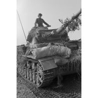 Passage de deux chars Panzer IV (Pz-IV Ausf-G).