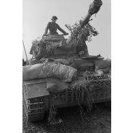 Passage de deux chars Panzer IV (Pz-IV Ausf-G).