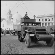 Défilé des Half-track de la 2e DIM (division mécanique motorisée) à Alger lors des commémorations du 18 juin 1940.