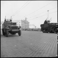 Défilé des Half-track de la 2e DIM (division mécanique motorisée) à Alger lors des commémorations du 18 juin 1940.