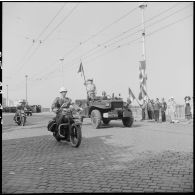 Défilé de la 2e DIM (division mécanique motorisée) à Alger lors des commémorations du 18 juin 1940.
