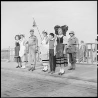 Femmes vêtues de tenues alsaciennes et lorraines lors des commémorations du 18 juin 1940 à Alger.