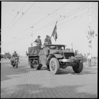 Défilé des Half-track de la 2e DIM (division mécanique motorisée) à Alger lors des commémorations du 18 juin 1940.